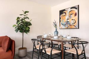 グレンデールにあるUnwind in Spacious 2BR Apt Sleeps 6 with Parkingのダイニングルーム(テーブル、椅子、絵画付)