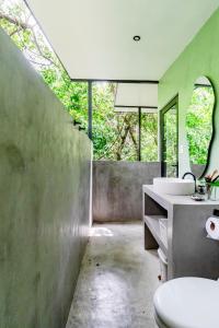 a bathroom with two sinks and a toilet in it at Casa del Árbol a 700 metros de Playa Santa Teresa in Santa Teresa Beach