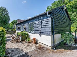 a house that is sitting in a yard at 1 Bed in Lamberhurst 79180 in Wadhurst