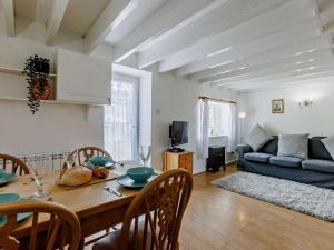 una sala de estar con una mesa y un sofá en 2 Bed in Westward Ho 60430, en Westward Ho