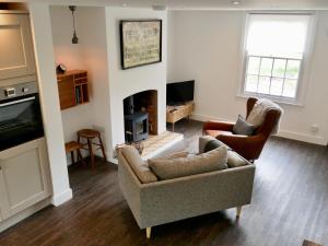 a living room with two chairs and a fireplace at 1 Bed in Rutland Waters 60672 in Oakham