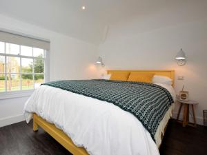a bedroom with a large bed and a window at 1 Bed in Rutland Waters 60672 in Oakham