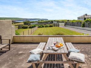 una mesa de madera con un plato de comida en el patio en 2 bed property in Thurlestone WDELV, en Thurlestone