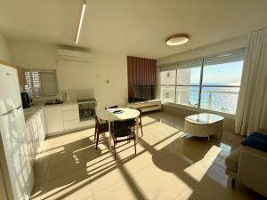 Kuchyň nebo kuchyňský kout v ubytování Lev Yam Netanya