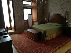 Ein Bett oder Betten in einem Zimmer der Unterkunft Hotel Pazo de Lestrove by Pousadas de Compostela