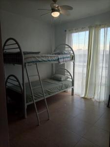 Ένα ή περισσότερα κρεβάτια σε δωμάτιο στο Beach House - Ibiza Beach +10 φωτογραφίες