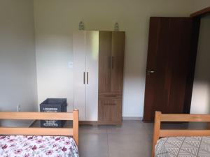 Ένα ή περισσότερα κρεβάτια σε δωμάτιο στο Quarto Twin em Siderópolis apenas HOMENS, a 10 min de Nova Veneza +1 φωτογραφίες