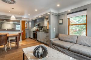 Gallery image of Cedar Crest-Stellars Jay Cottage 4 in Homewood +18 photos