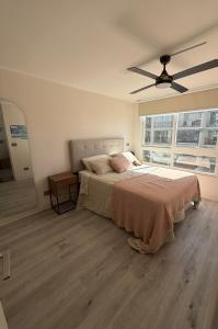 a bedroom with a bed and a ceiling fan at Departamento 2D y 2B Ñuñoa a pasos Mall Plaza Egaña in Santiago