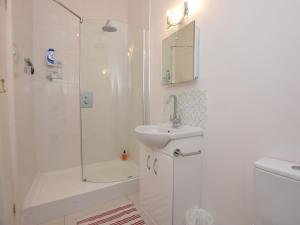 Un baño blanco con ducha y lavabo. en 2 Bed in Ventnor 75730, en Ventnor 10 fotos más