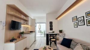 uma sala de estar com um sofá e uma mesa em Casa Ernestina em Assunção mais 2 fotografias