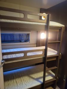 阿克拉内斯Freyja Caravan的通往客房内双层床的敞门