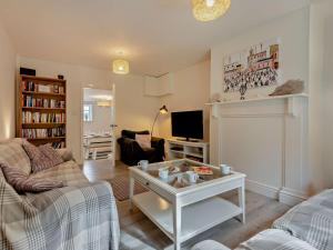 TV a/nebo společenská místnost v ubytování 4 Bed in Corfe Castle 62985