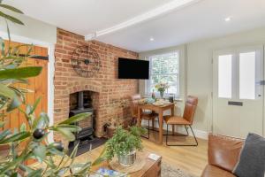 TV a/nebo společenská místnost v ubytování Dolly Cottage