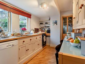 ケルソーにある2 bed property in Kelso Scottish Borders 49166の白いキャビネットとカウンタートップを備えたキッチン