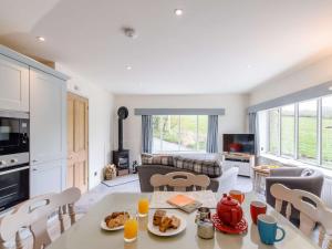Summer Bridgeにある1 Bed in Pateley Bridge 76511のキッチン、リビングルーム(テーブル、食べ物付)