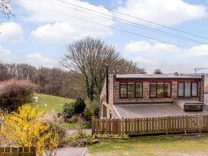 Summer Bridgeにある1 Bed in Pateley Bridge 76511の庭に木製の柵を持つ小さな家