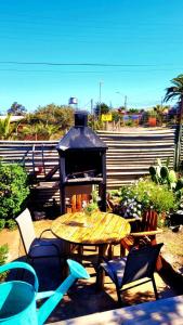 Casa grande Tongoy 6 personas frente playa Socos في تونغوي: طاولة وكراسي مع موقد في الفناء +37 صورة