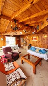 Casa grande Tongoy 6 personas frente playa Socos في تونغوي: غرفة معيشة بجدران خشبية وسقف خشبي