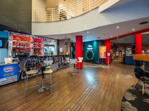 a restaurant with chairs and a bar in a room at ibis Campinas in Campinas