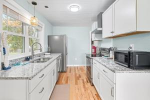 Η κουζίνα ή μικρή κουζίνα στο 6062 - Hummingbird Haven