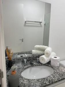 Bilik mandi di Modern loft with a pool and sauna on the rooftop Wi-Fi