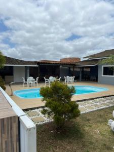 Bazén v ubytování Casa com piscina privativa condomínio , Barra do Jacuipe nebo v jeho okolí