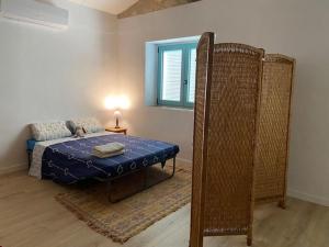 AgramuntにあるLa Caseta de JIOのベッドと窓のある寝室