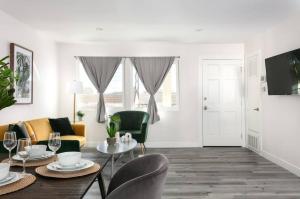 Televízia a/alebo spoločenská miestnosť v ubytovaní Luxury 3BR Condo Near Americana and Galleria