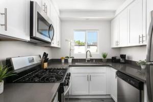 Kuchyňa alebo kuchynka v ubytovaní Luxury 3BR Condo Near Americana and Galleria