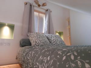 a bedroom with a bed with pillows and a window at L'ANEDA Vue sur mer - COCCONING 2 Personnes - 3ème étage in Mers-les-Bains
