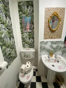 a bathroom with a toilet and a sink at Beautiful Guesthouse in Stratford-upon-Avon +10 photos