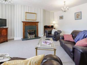 ペンブロークにある3 Bed in Pembroke 83322のソファと暖炉のあるリビングルーム