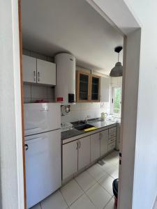 Köök või kööginurk majutusasutuses Hermoso depto cercano a hospital austral y usal