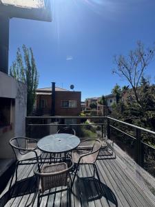 Rõdu või terrass majutusasutuses Hermoso depto cercano a hospital austral y usal