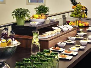 格拉茨格拉茨市美居酒店的桌上摆满了食物的自助餐