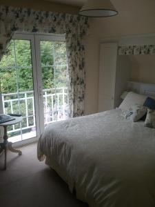 Tempat tidur dalam kamar di Rocklands House Bed and Breakfast