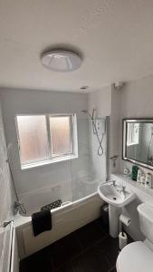 Un baño con bañera, lavabo e inodoro. en 3 Bedroom Home, Wilton Hospital, en Cork