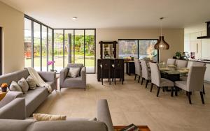 Χώρος καθιστικού στο Casa Luan, Pool & Amenities in Sumiya, Morelos