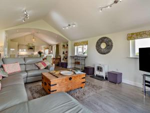 a living room with a couch and a table at 2 Bed in Hilton 76519 in Tutbury