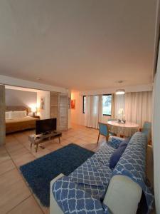 a bedroom with a bed and a living room at Hermosa suite de playa, con vista al golf en Coronado in Playa Coronado