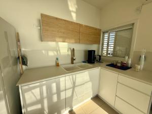 Kuchyň nebo kuchyňský kout v ubytování Lev Yam Netanya + 2 fotografie