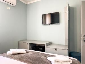 une chambre avec un lit avec deux serviettes dessus dans l'établissement Tier Hotel, à Tirana 26 autres photos