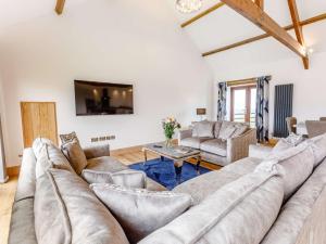 Una gran sala de estar con un sofá grande. en 4 Bed in Hartland 83444, en Hartland