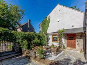 Una vista exterior de una cabaña con una puerta de madera. en 3 Bed in Tamar Valley 78918, en Stoke Climsland