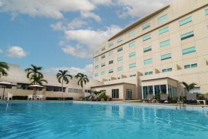 una piscina frente a un hotel en Holiday Inn Express Manzanillo by IHG, en Manzanillo