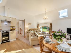 Kuchyň nebo kuchyňský kout v ubytování 2 Bed in Filey 79279