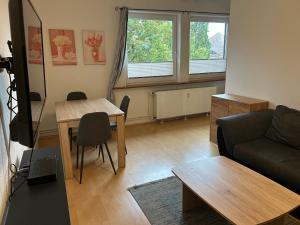un salon avec un canapé et une table dans l'établissement City Monteur Apart, à Homberg