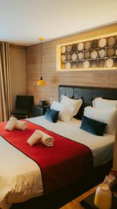 Una habitación de hotel con dos camas con toallas. en Hotel Edelweiss, en Courchevel