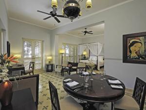 フーコックにあるLa Veranda Resort Phu Quoc - MGalleryのリビングルーム(ダイニングルームテーブル付)、ベッドルーム1室が備わります。 +106枚の写真